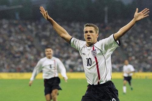 《迈克尔芬利：足球场上的璀璨明星》