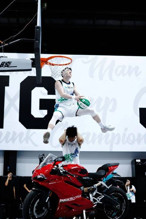 《空中盛宴！NBA扣篮大赛集锦，扣篮小将们秀翻全场！》