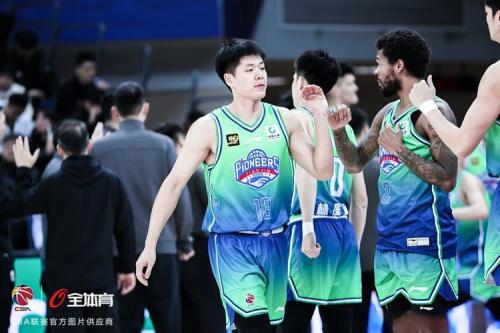 《篮板王们的盛宴：NBA季后赛篮板榜风云再起》