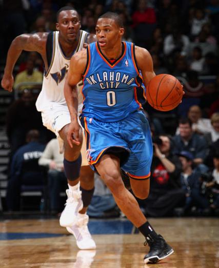 《拉塞尔·威斯布鲁克：球场上的“狼王”，生活中的“拼命三郎”》