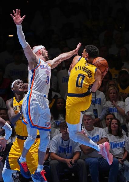 《决战巅峰!NBA总决赛视频里的火花四溅》