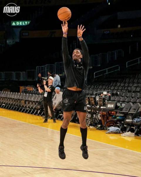 《凯里-欧文：球场上的“闪电侠”，球迷心中的“超级英雄”》