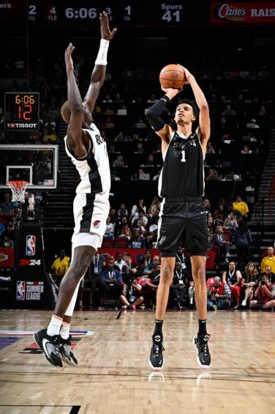 什么怪物！文班一个跳步飞起来左手超级高度隔扣相当炸裂！