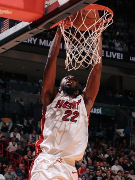 这弹跳什么水平在2012年NBA名人赛中J.Cole完成双手空接扣篮