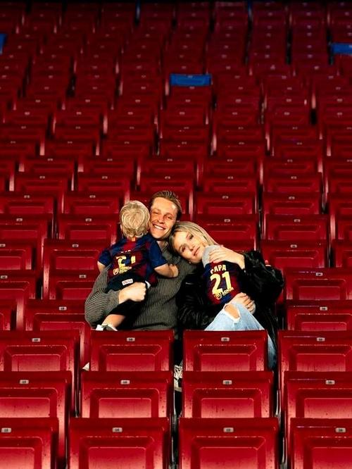 美好时光！德容妻子社媒晒一家人出游照片